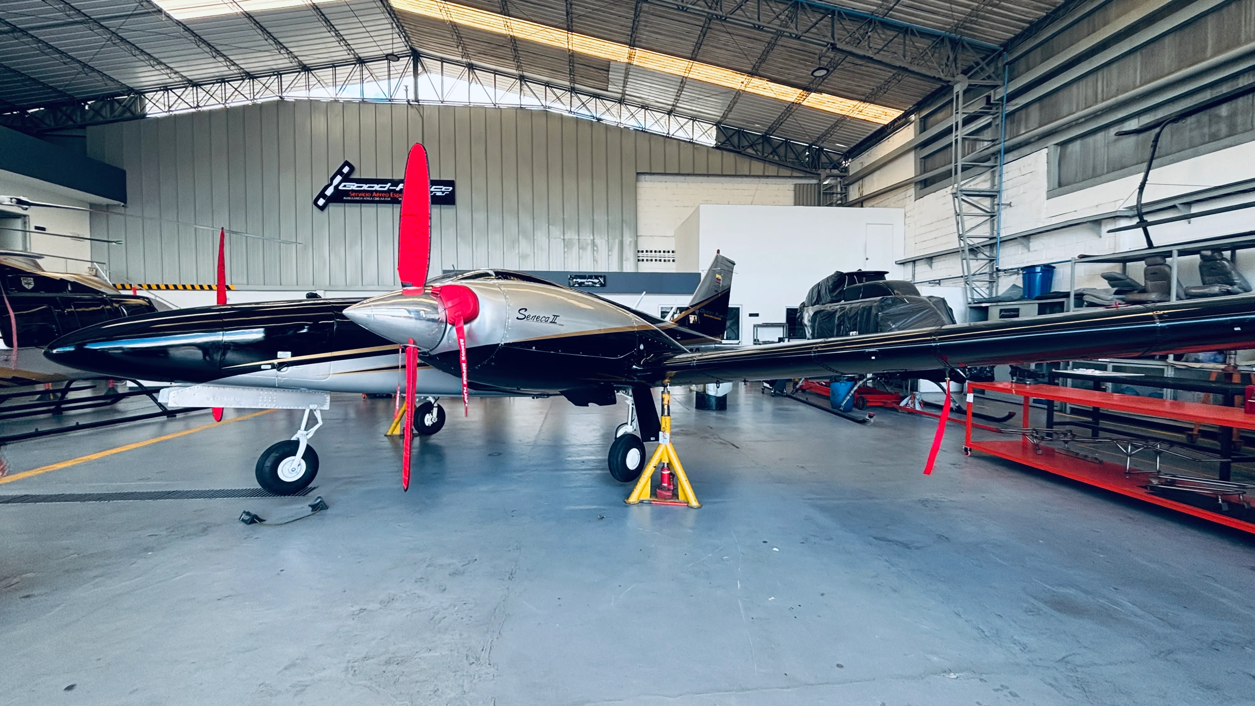 Avión Piper PA34-200T Seneca de Good Fly en el hangar