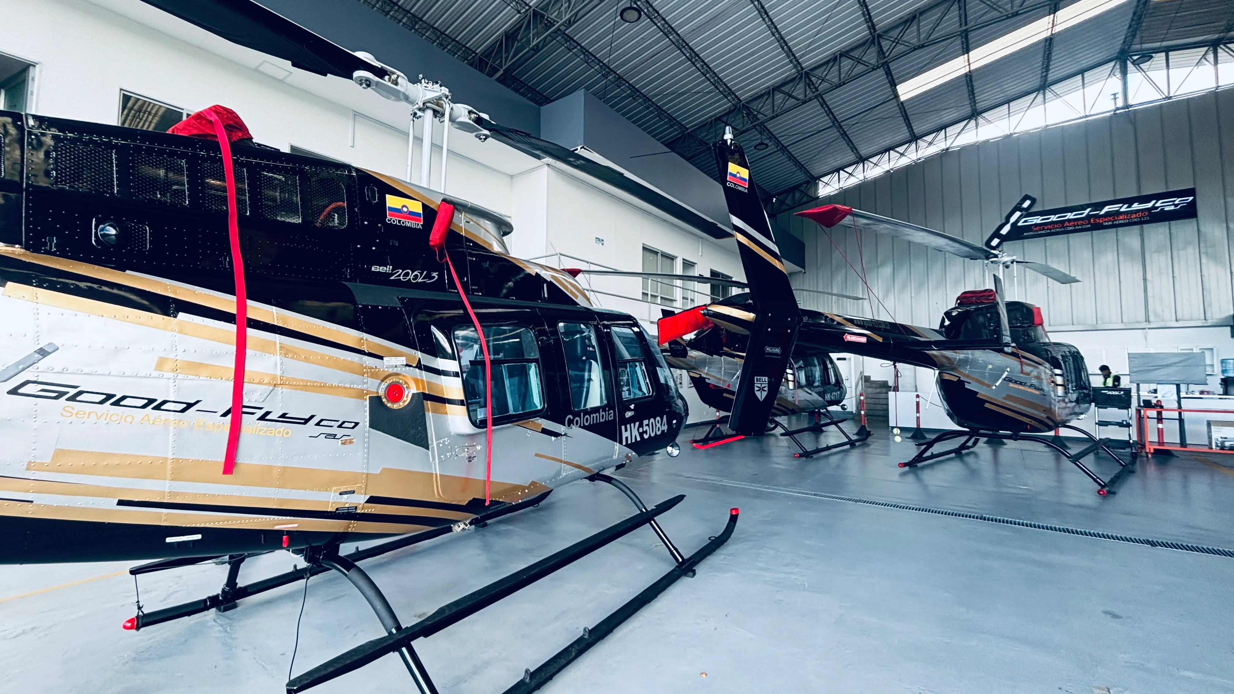 Flota de helicópteros Bell 206L3 de Good Fly en el hangar del Aeropuerto Alfonso Bonilla Aragón